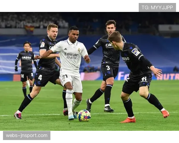 西班牙国家德比前瞻：皇马稳健防守迎战巴萨主场攻势，谁能掌控比赛节奏？